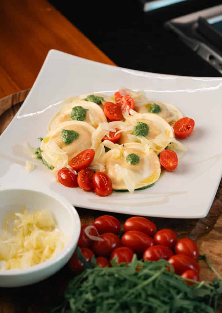 Schiaffoni ripieni, pasta ripiena schiaffoni, ricetta con feta e olive